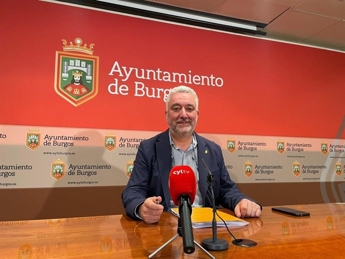 Niño durante la rueda de prensa posterios a la Comisión de Medio Ambiente.