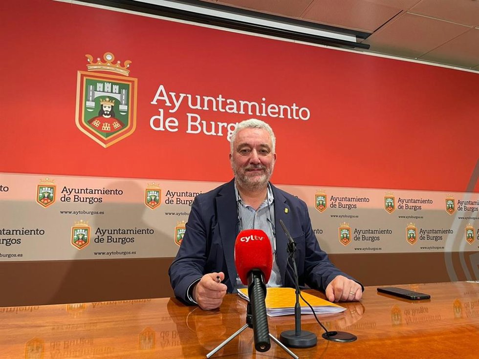 Niño durante la rueda de prensa posterios a la Comisión de Medio Ambiente.