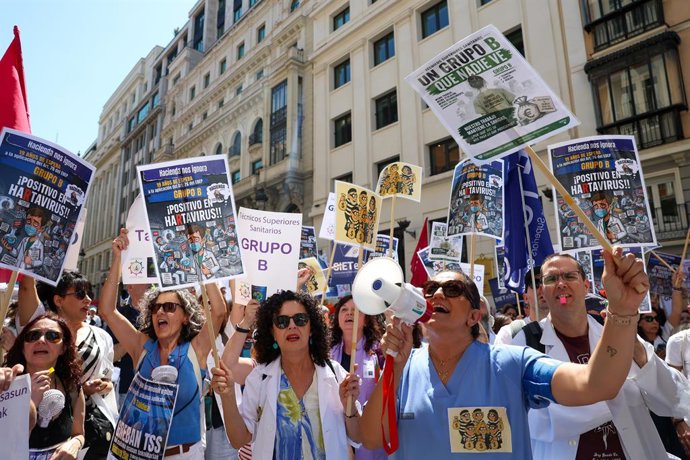 Manifestantes durante uma manifestação dos Técnicos Superiores de Saúde (TSS) em frente ao Ministério da Fazenda, em 29 de maio de 2026, em Madri (Espanha). A manifestação foi realizada para exigir que o Ministério da Fazenda desbloqueie a reclassificação