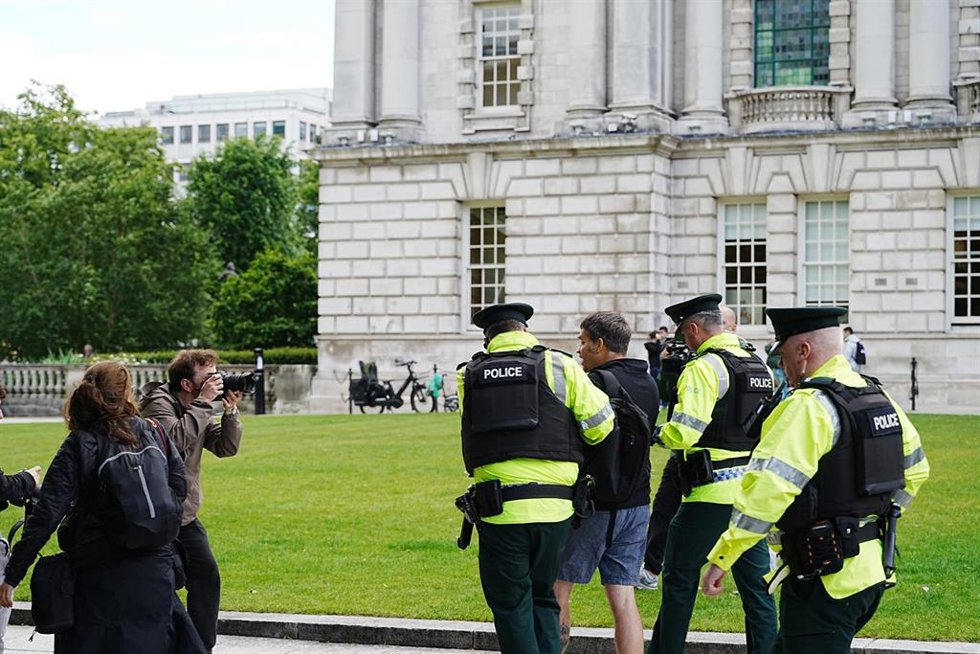 La Policía britránica durante las protestas de Belfast. 