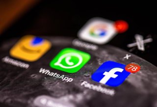 Archivo - FILED - 10 April 2025, Mecklenburg-Western Pomerania, Schwerin: Apps of various American tech companies, Google, WhatsApp, Amazon and Facebook, can be seen on the display of a smartphone. Photo: Jens Büttner/dpa