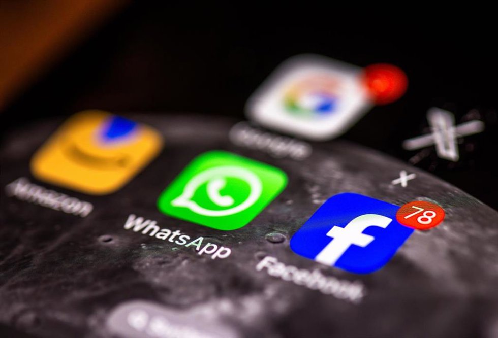 Archivo - FILED - 10 April 2025, Mecklenburg-Western Pomerania, Schwerin: Apps of various American tech companies, Google, WhatsApp, Amazon and Facebook, can be seen on the display of a smartphone. Photo: Jens Büttner/dpa