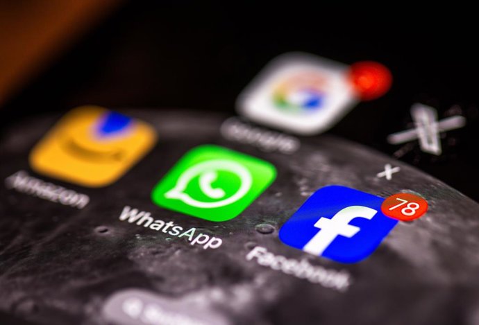 Archivo - FILED - 10 April 2025, Mecklenburg-Western Pomerania, Schwerin: Apps of various American tech companies, Google, WhatsApp, Amazon and Facebook, can be seen on the display of a smartphone. Photo: Jens Büttner/dpa