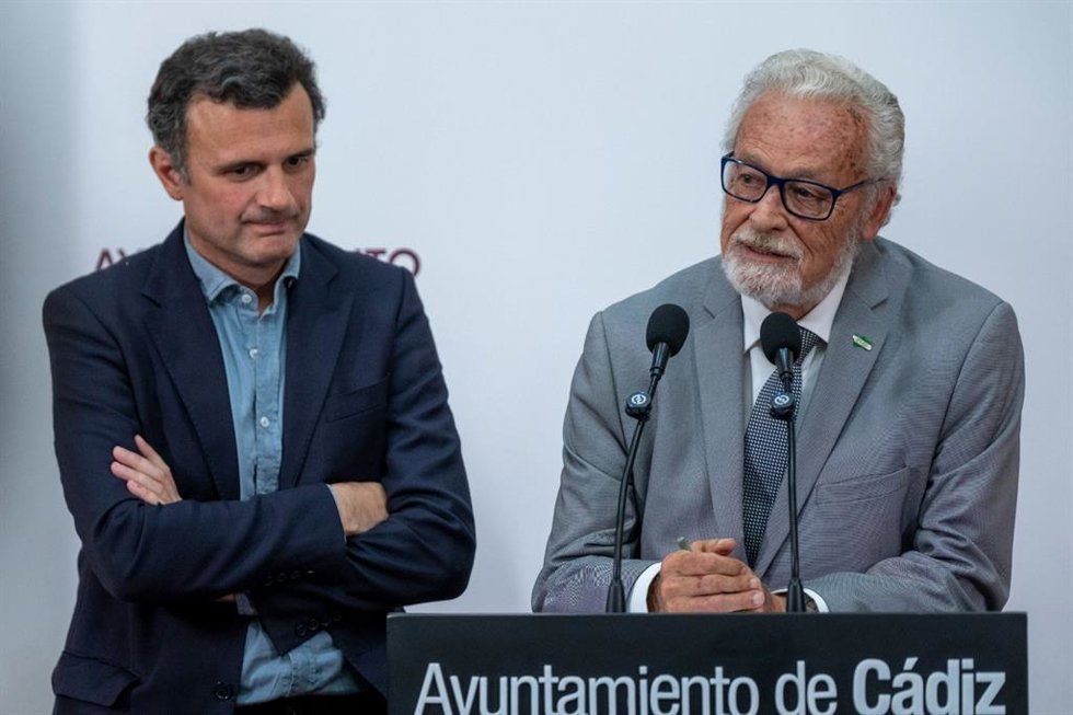 El alcalde de Cádiz, Bruno García, en una rueda de prensa con el Defensor del Pueblo Andaluz en funciones, Jesús Maeztu, en el Ayuntamiento de Cádiz