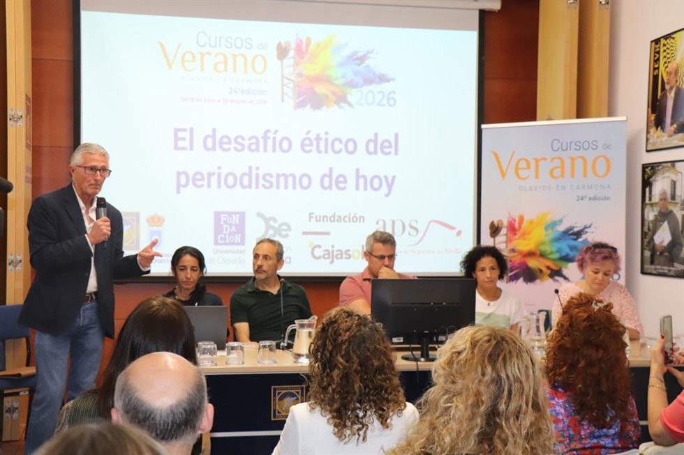 De izquierda a derecha, Rafael Rodríguez Guerrero, presidente de la APS; Patricia Ramírez, madre de Gabriel; Eduardo Villalobo, padre de Maya; Isaac y Zara Villar, tío y madre de Sandra Peña y Ruth Ortiz, madre de Ruth y José en la sede la UPO en Carmona