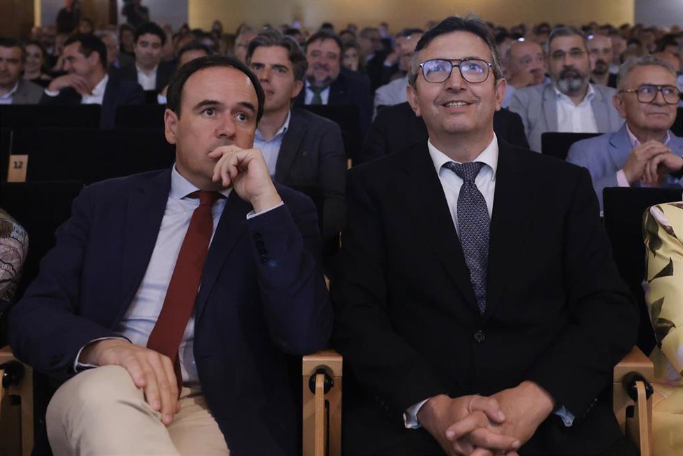 El el presidente de la Generalitat Valenciana, Juanfran Pérez Llorca (i), durante la asamblea general de la Confederación Empresarial de la Comunitat Valenciana (CEV), a 16 de junio de 2026, en Valencia
