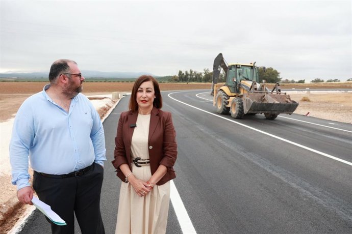 La diputada provincial de Cohesión Territorial, Teresa Jiménez, acompañada por el alcalde de El Rubio, Jesús Guerra, con ocasión de un tramo de la ronda de circunvalación que evitará tráfico pesado en el interior del municipio