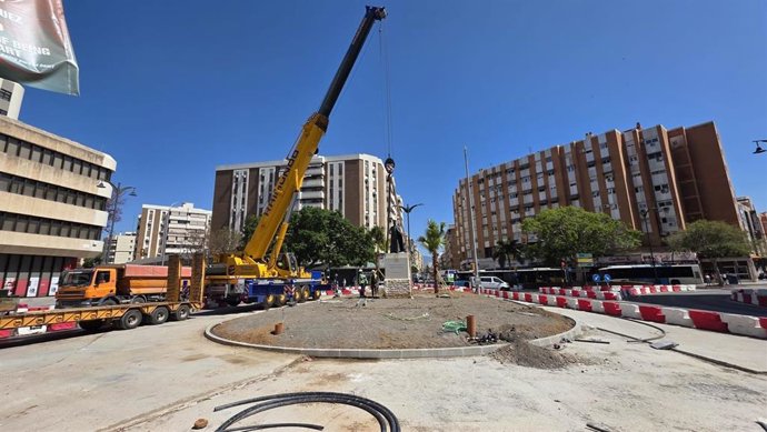 La estatua de Tiburcio regresa a Armengual de la Mota tras las obras de la Prolongación del Metro de Málaga