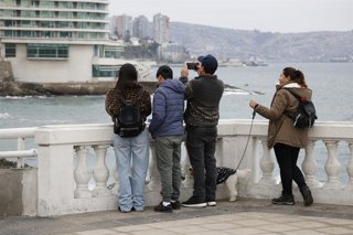 Vina del Mar, 5 de julio 2025.  Personas disfrutan de los ultimos dias de vacaciones de invierno en el borde costero de Vina del Mar.  Raul Zamora/Aton Chile
