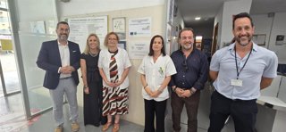 La delegada de Sanidad, Eva Pajares, en el Centro de Salud Poniente de La Línea.