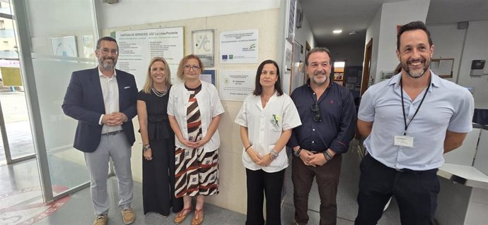 La delegada de Sanidad, Eva Pajares, en el Centro de Salud Poniente de La Línea.