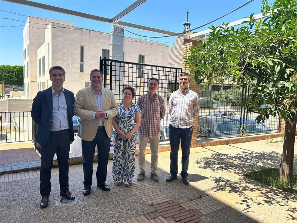 El delegado de Desarrollo Educativo de la Junta en Almería, Francisco Alonso, y el concejal de Promoción de la Ciudad del Ayuntamiento de Almería, Joaquín Pérez de la Blanca, durante la visita al Conservatorio Profesional de Música Julián Arcas.