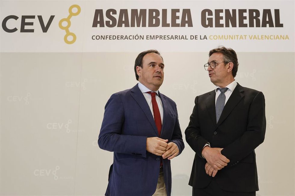 El el presidente de la Generalitat Valenciana, Juanfran Pérez Llorca (i), durante la asamblea general de la Confederación Empresarial de la Comunitat Valenciana (CEV), a 16 de junio de 2026, en Valencia, Comunidad Valenciana (España). 