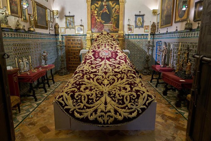 Archivo - Imagen del manto de María Santísima de las Angustias, de la Hermandad de los Gitanos, expuesta en la muestra sobre Cayetana de Alba