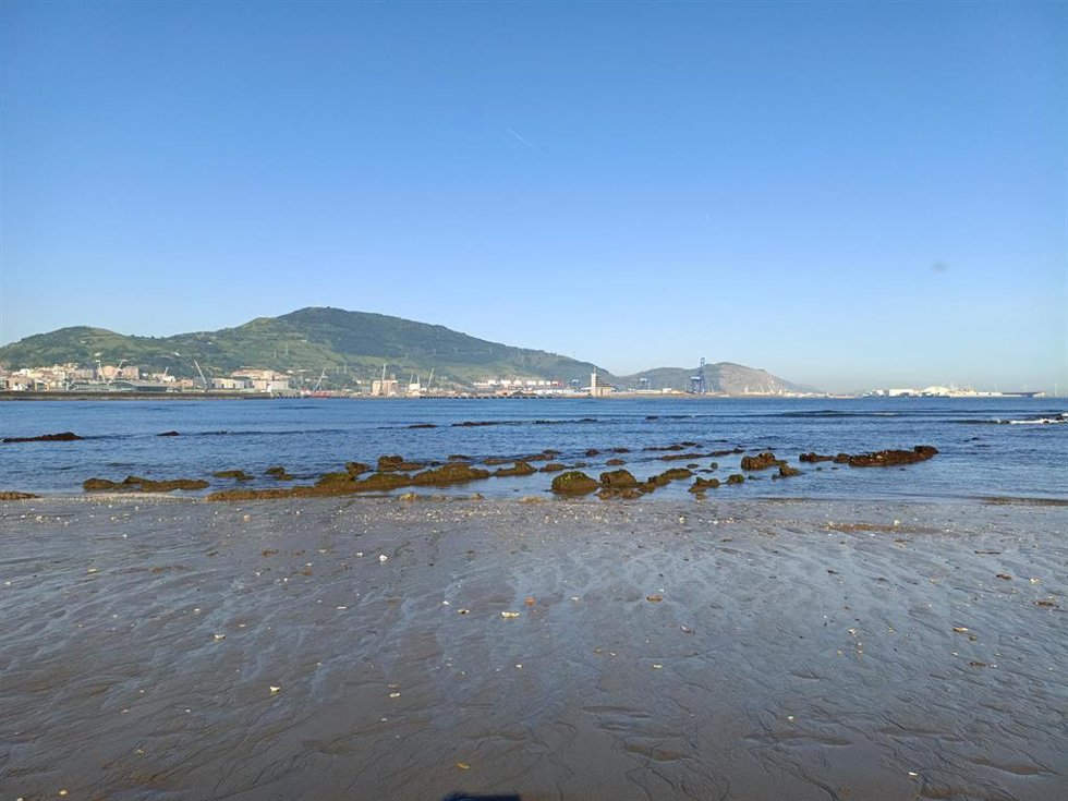 Costa de Bizkaia en una jornada soleada