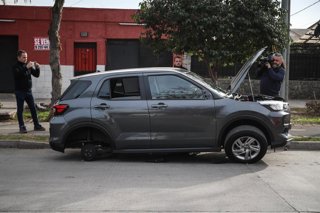 Santiago, 16 de junio de 2026.  Robo de vehiculos en taller de automotora ubicada en Santa Rosa 3548 en San Joaquin  Uno de ellos es hallado desmantelado en calle Mariano Puga, ingreso de Legua Emergencia   Diego Martin/Aton Chile