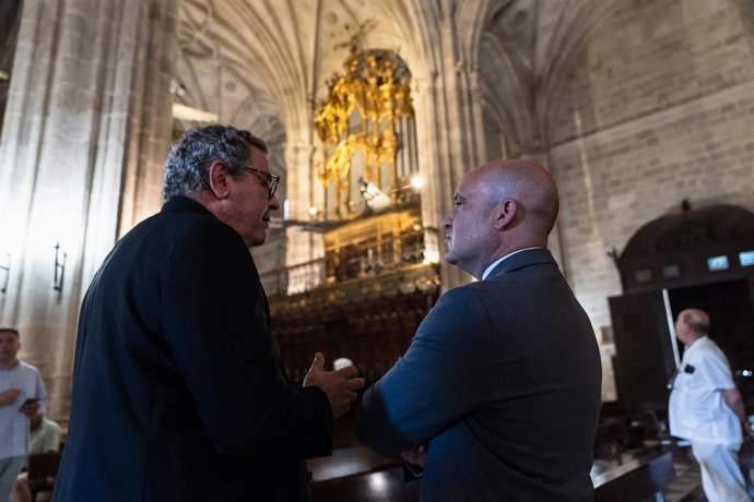 El deán de la Catedral de Almería y el presidente de la Diputación visitan el órgano del templo.