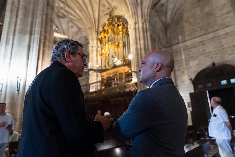 El deán de la Catedral de Almería y el presidente de la Diputación visitan el órgano del templo.
