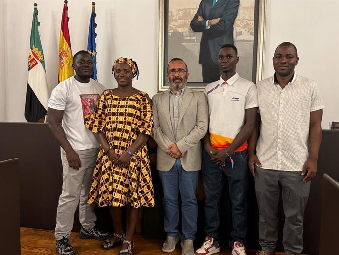 El presidente de la Diputación de Cáceres, Miguel Ángel Morales, se reúne con representantes de Soguiba que desarrollan un proyecto de cooperación en Guinea-Bisáu