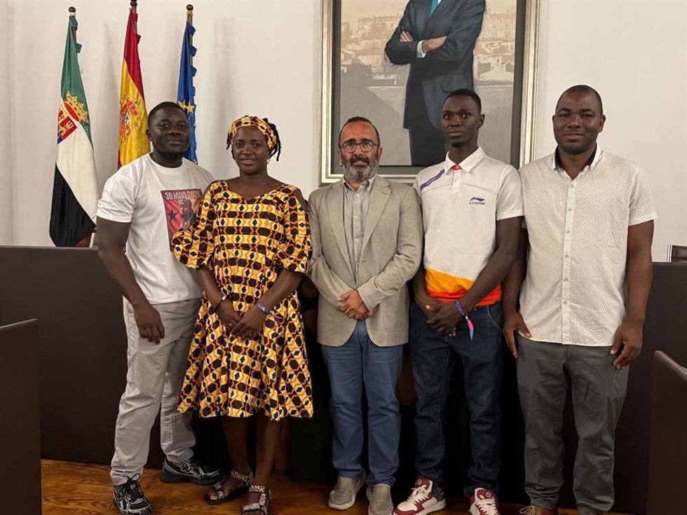 El presidente de la Diputación de Cáceres, Miguel Ángel Morales, se reúne con representantes de Soguiba que desarrollan un proyecto de cooperación en Guinea-Bisáu