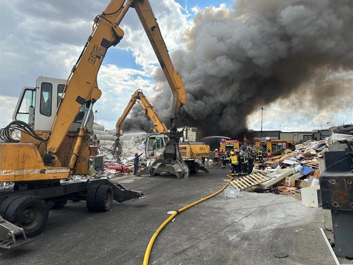 Incendio de chatarra y escombros en Vicálvaro