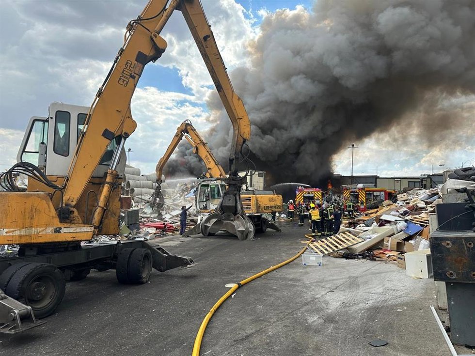 Incendio de chatarra y escombros en Vicálvaro