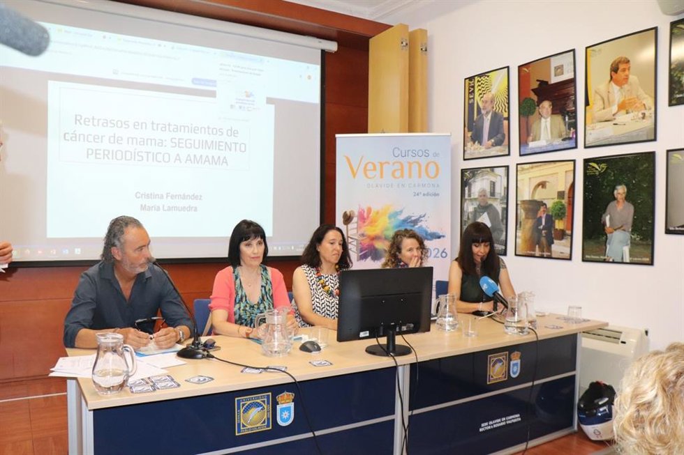 De izquierda a derecha, Mario Samper, portavoz de la AVDA; Toñi García, víctima de la DANA; Mariló Gradolí, presidenta de la Associació de Victimes de la DANA 29 d'Octubre; María Lamuedra y Cristina Fernández, víctimas de cáncer de mama.
