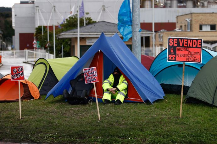 Archivo - Trabajadores de Ence durante la huelga de la plantilla de Ence en contra del ERE a 96 trabajadores, a 16 de febrero de 2026, en Navia, Asturias (España). 