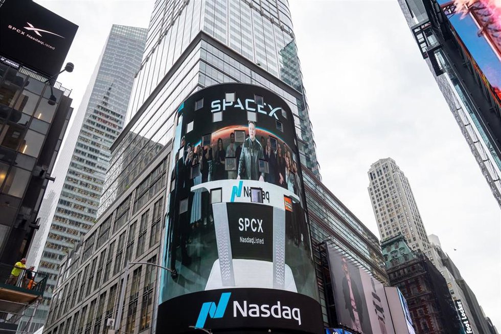 Pantalla en Times Square con el debut bursátil de SpaceX.