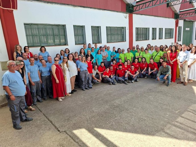 Foto de grupo de autoridades, personal técnico y participantes en los proyectos visitados por Gálvez (3ª dcha.).
