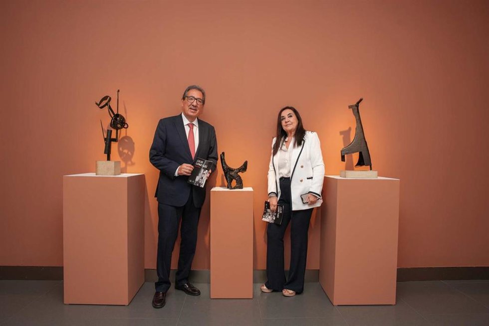 El presidente de la Fundación Cajasol, junto a la comisaria de la muestra sobre Julio González