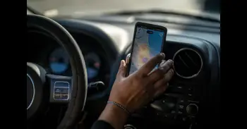 Los objetos que no debes dejar en el coche al aparcar y que muchos conductores olvidan, según los expertos