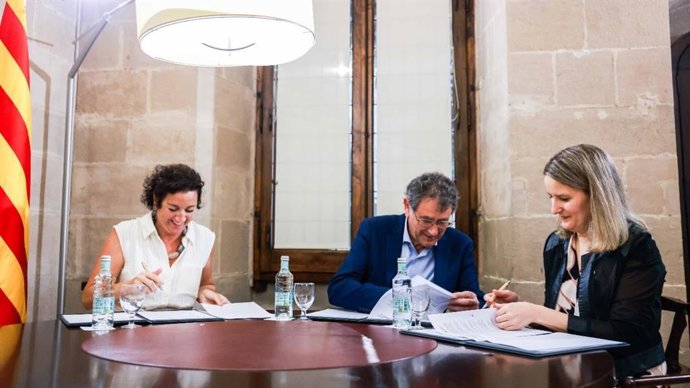 Les conselleres Romero i Martínez Bravo i l'alcalde Joaquim Josep Paladella en l'acte de signatura