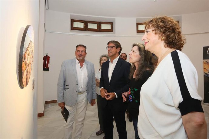 La Diputación inaugura la exposición 'Alicante, paisajes y tradiciones' del Club Big Arte de Bigastro