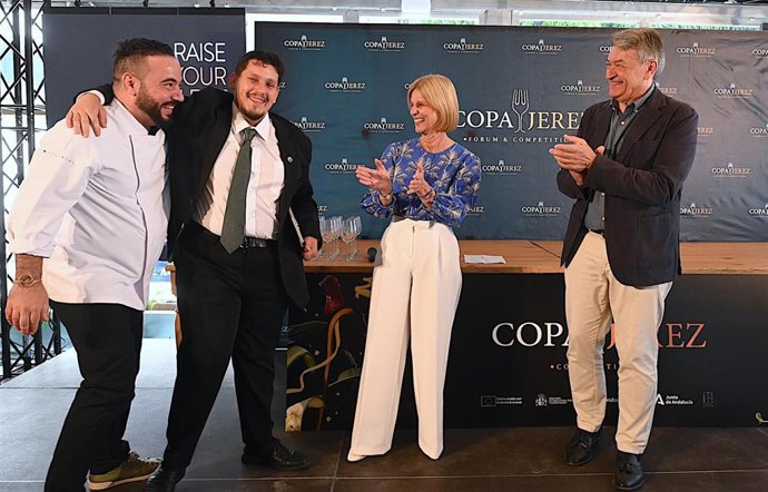 La alcaldesa de Jerez de la Frontera (Cádiz), María José García-Pelayo, en la entrega del premio a los representantes del restaurante malagueño René, ganador de la final nacional de Copa Jerez