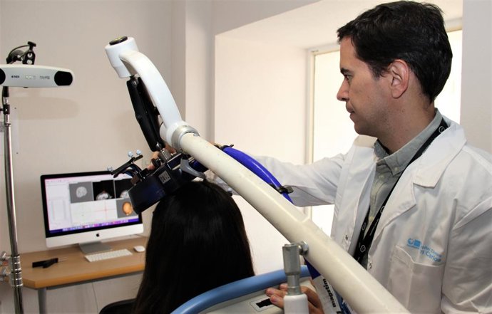 Archivo - El Hospital Clínico San Carlos lidera un estudio pionero sobre estimulación magnética transcraneal