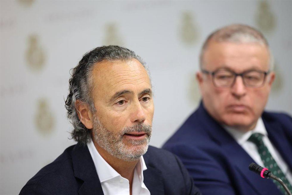 Imagen de archivo del presidente de la Asociación Víctimas Descarrilamiento Adamuz (AVDA), Mario Samper Pereira (i), comparece ante la Comisión de Investigación sobre el estado de la red ferroviaria en España.