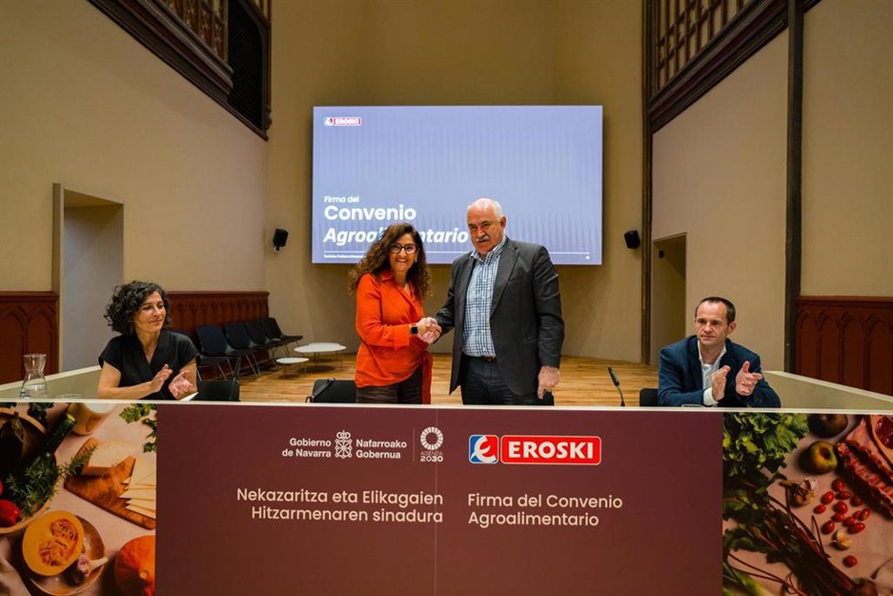 Archivo - El consejero Aierdi junto a la CEO de Eroski, Rosa Carabel, en el momento de la firma acompañados por Natalia Bellostas (INTIA) y Asier Guridi (Eroski)