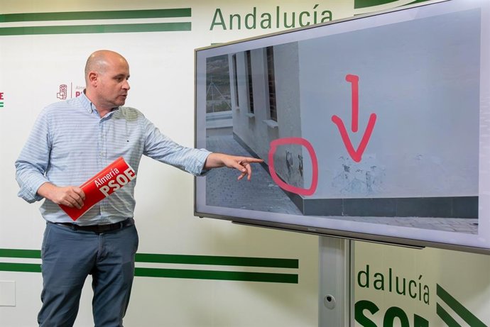 El senador del PSOE de Almería Antonio Martínez señala desperfectos en instalaciones del dispositivo el Plan Infoca.