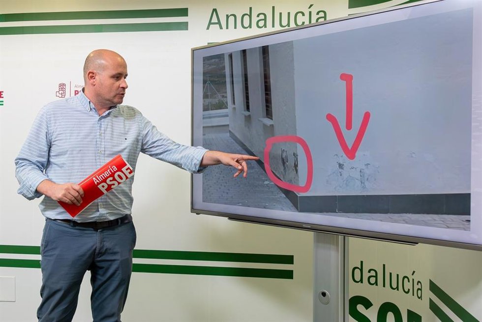 El senador del PSOE de Almería Antonio Martínez señala desperfectos en instalaciones del dispositivo el Plan Infoca.
