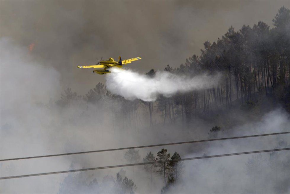 Labores de extinción de un incendio forestal, a 14 de junio de 2026, en Boborás, Ourense, Galicia (España). 