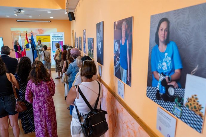 La Exposición Fotográfica 'Reveladas: Las Horas Invisibles' De La Asociación Consuelo Berges Se Podrá Visitar En La Sala Juan De La Cosa, De La Delegación Del Gobierno En Cantabria, Hasta El 30 De Junio.