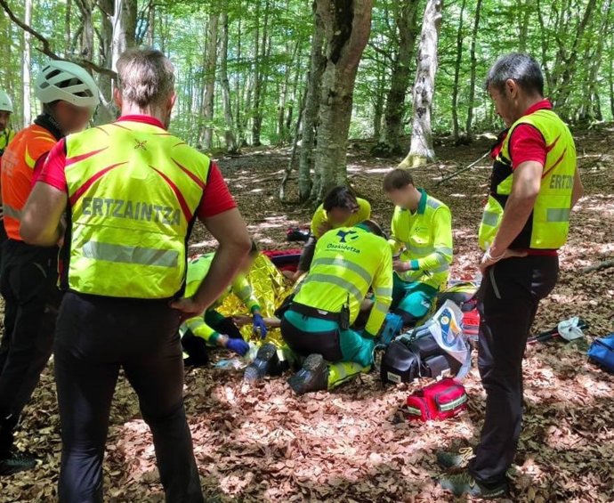 Los servicios de rescate asisten a un senderista lesionado