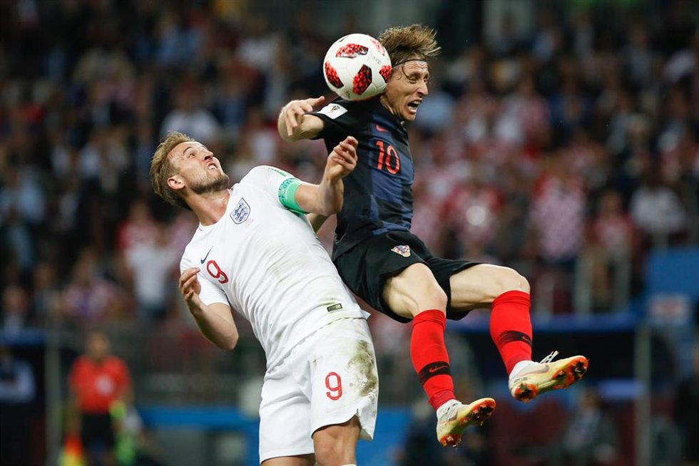 Archivo - Harry Kane y Luka Modric pelean por un balón en el Inglaterra-Croacia de cuartos de final del Mundial de Rusia de 2018