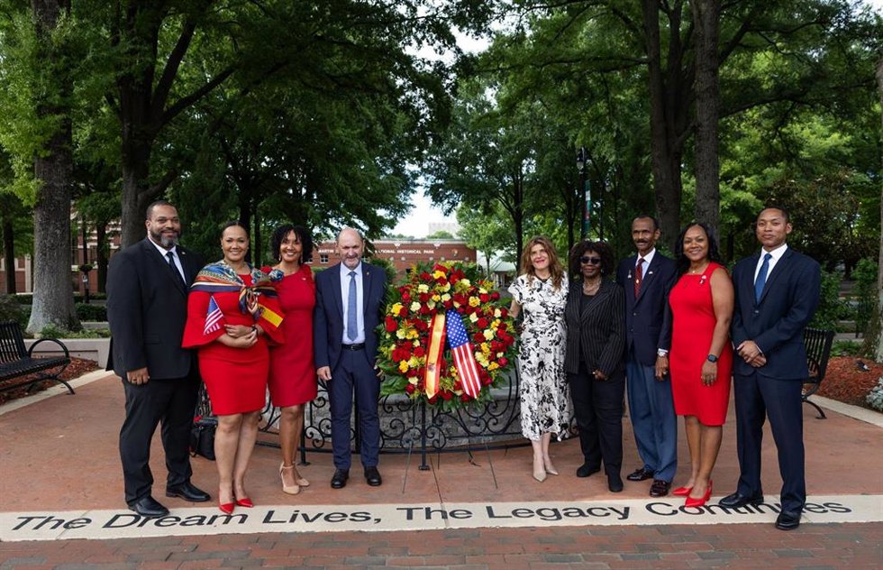 El presidente de la RFEF, Rafael Louzán, la embajadora de España en Estados Unidos, Ángeles Moreno Bau, y el español Ángel Cabrera, máximo responsable del Instituto Tecnológico de Georgia, visitan el King Center de Atlanta