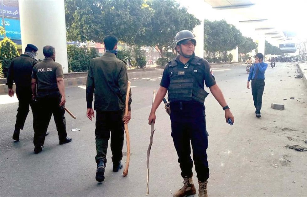 Archivo - Efectivos de la Policía en las calles de Lahore, Pakistán