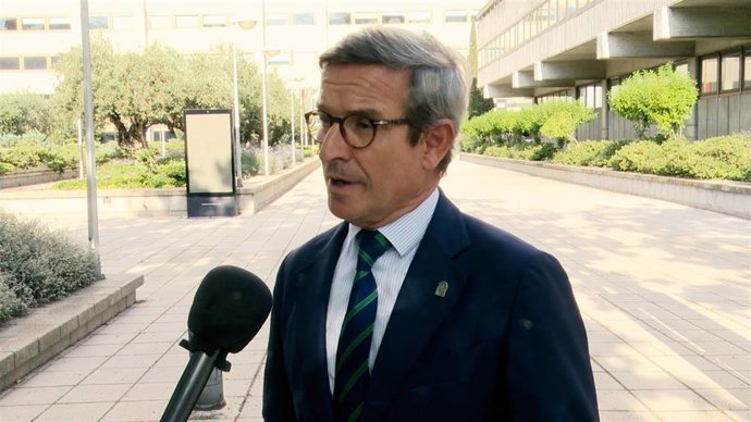 El consejero de Industria, Energía y Minas en funciones, Jorge Paradela, en la declaración a medios, tras la reunión con el ministro de Industria y Turismo, Jordi Hereu.
