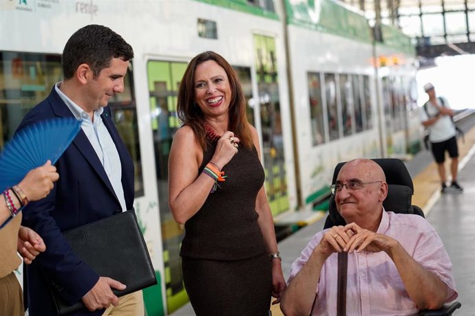 La consejera de Fomento, Articulación del Territorio y Vivienda en funciones, Rocío Díaz, durante el encuentro con el presidente de la Asociación Cota Cero, Javier García, para mostrar las condiciones de accesibilidad del Trambahía.