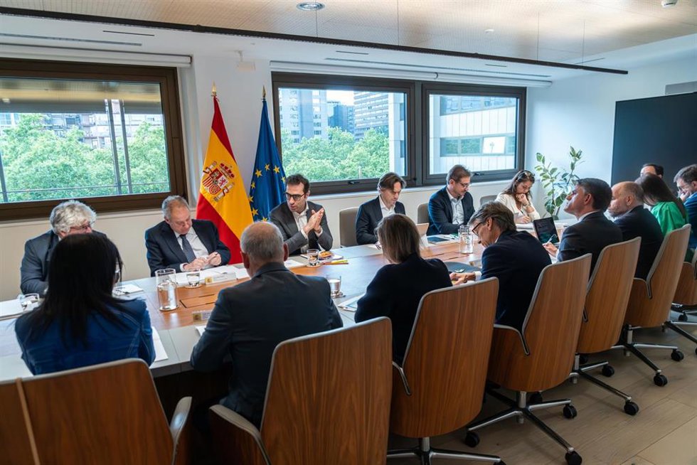El vicepresidente primero y ministro de Economía, Carlos Cuerpo, y El ministro de Industria, Jordi Hereu, ha mantenido este martes una reunión con representantes del sector industrial.