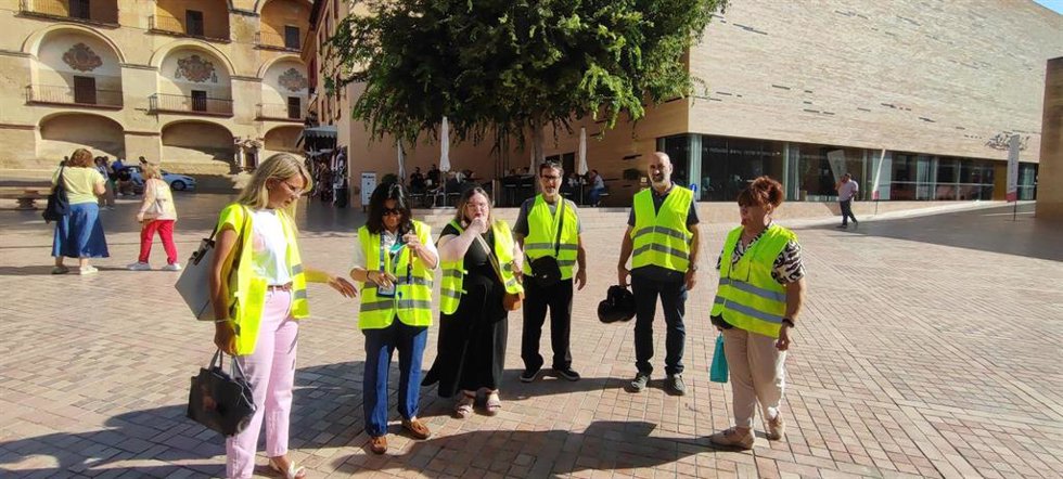 La plataforma Nodo Corduba informa del inicio de las primeras patrullas disuasorias vecinales y comerciales con chalecos amarillos y silbatos para prevenir de los carteristas que supuestamente actúan por la zona del casco histórico de Córdoba.